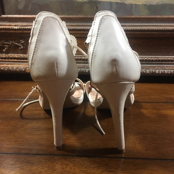 White open toe tie heels size 6.5 - Picture 4 of 6
